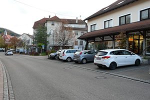 Ortsblick Richtung Albtrauf mit Rathaus im Hintergrund: Privatpraxis für Physiotherapie in Bad Boll - Umgebung