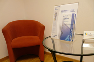 Physiotherapie - Weitebereich mit Broschüre für Lasergerät